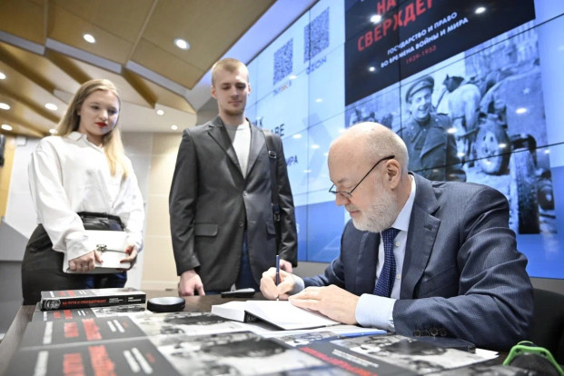 В библиотеке Сибирского федерального университета прошла презентация книги Павла Крашенинникова В библиотеке Сибирского федерального университета прошла презентация книги Павла Крашенинникова 4